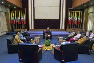 Myanmar's State Counselor Aung San Suu Kyi (C) holds talks with leaders from the United Nationalities Federal Council at the National Reconciliation and Peace Center in Yangon, July 17, 2016. (Photo: RFA)