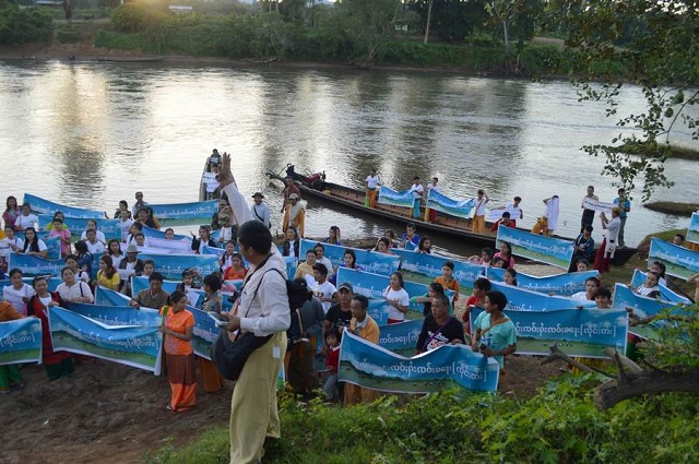 Photo by SHRF- people stage a protest near Namtu River in Hsipaw Township on November 27.