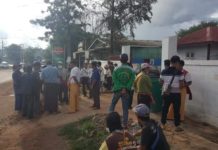 Burma Army Soldiers Plant Trees on Confiscated Farmland in Namzang Namzang farmers at township office