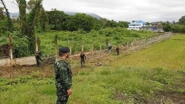 Thai Authority Lock the boarder line at Maesai Thailand 1