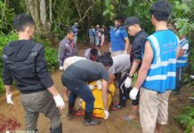 Volunteers Without Borders Carrying the Dead Body of men at Hsaipaw 24 August 2020