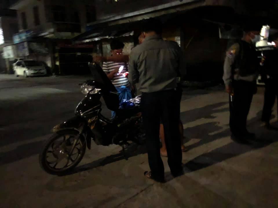 Authority Checking the people who broken curfew at Tachileik