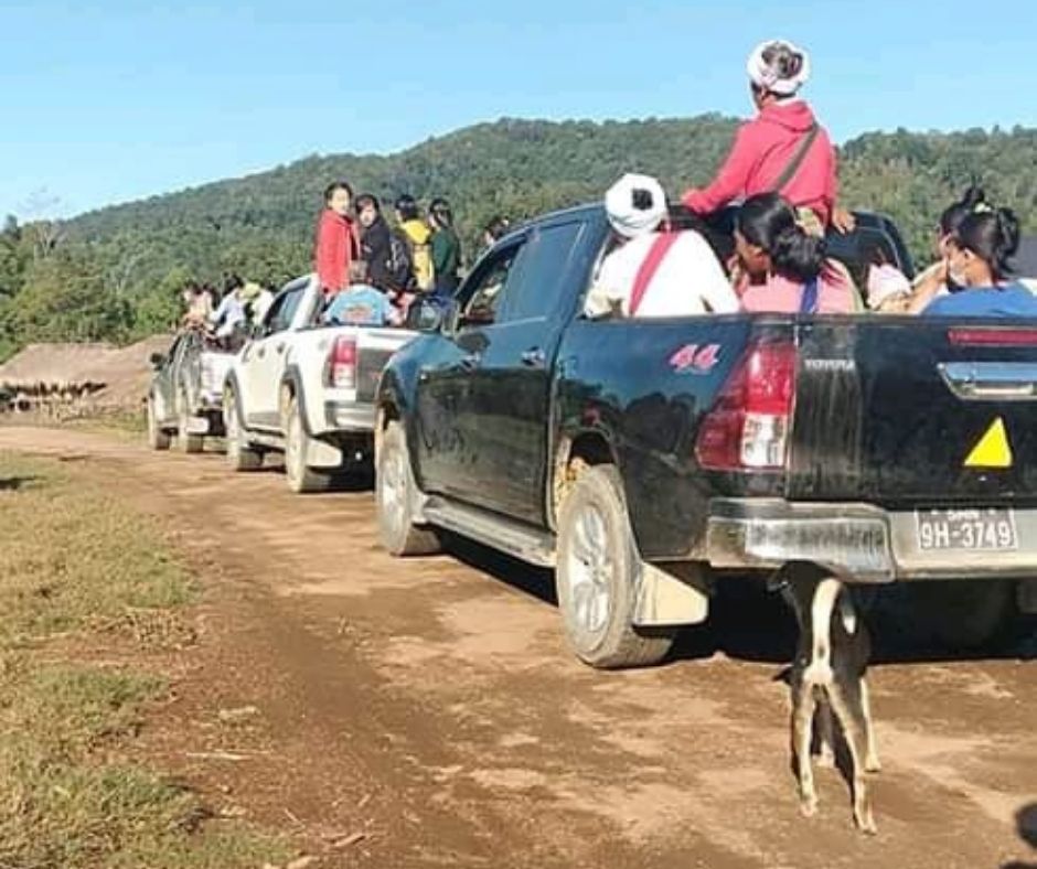 The cars carry a lots of voters at Mong Pyat