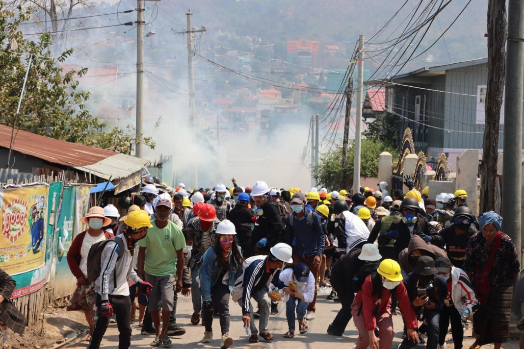 Security Forces Attack Taunggyi Protesters With Rubber Bullets Tear Gas 2