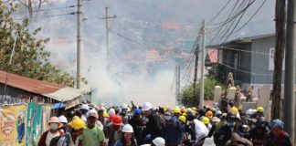 Security Forces Attack Taunggyi Protesters With Rubber Bullets, Tear Gas Security Forces Attack Taunggyi Protesters With Rubber Bullets Tear Gas 2