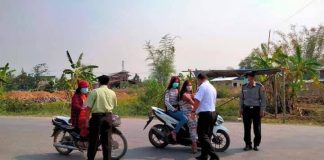 Taunggyi Armed Forces Step Up Security During Thingyan Armed Force Checking ID card from travellers in Shan State