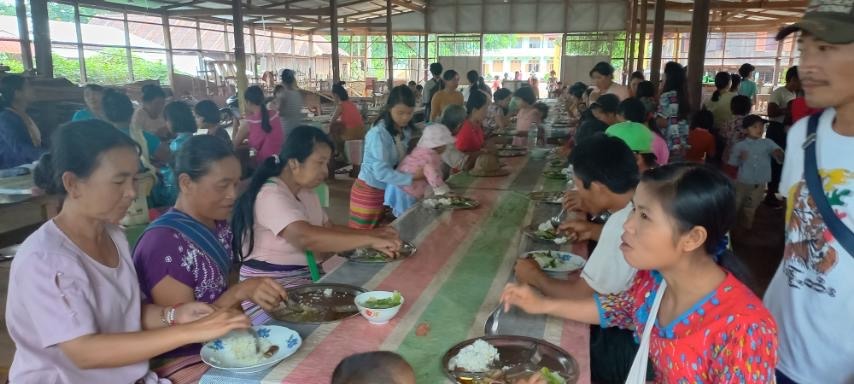 IDPs in Nawngkio having foods