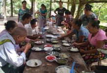 Momauk Conflict Prevents Hundreds From Returning Home IDPs having food at the shelter