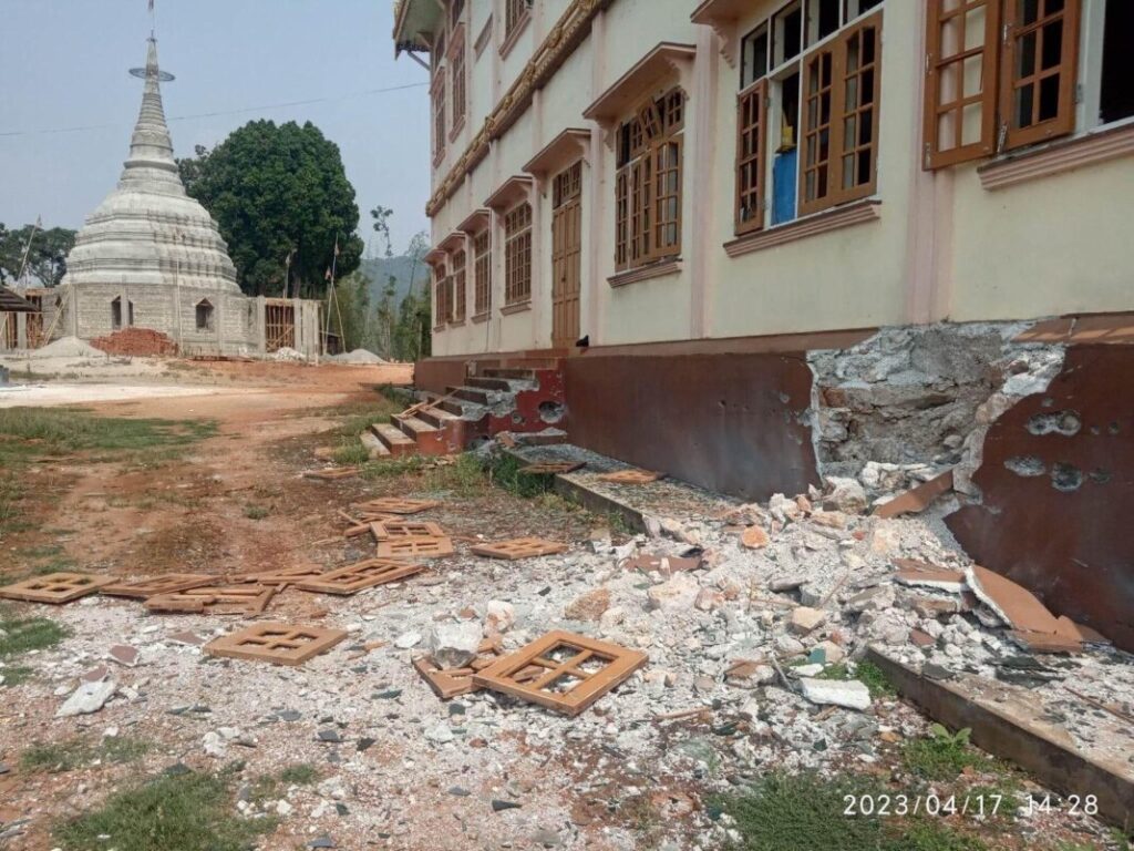 Damaged temple Photo San Aung