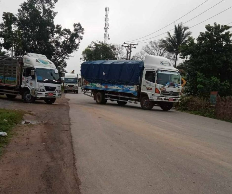 The trucks block the road in Hsenwi