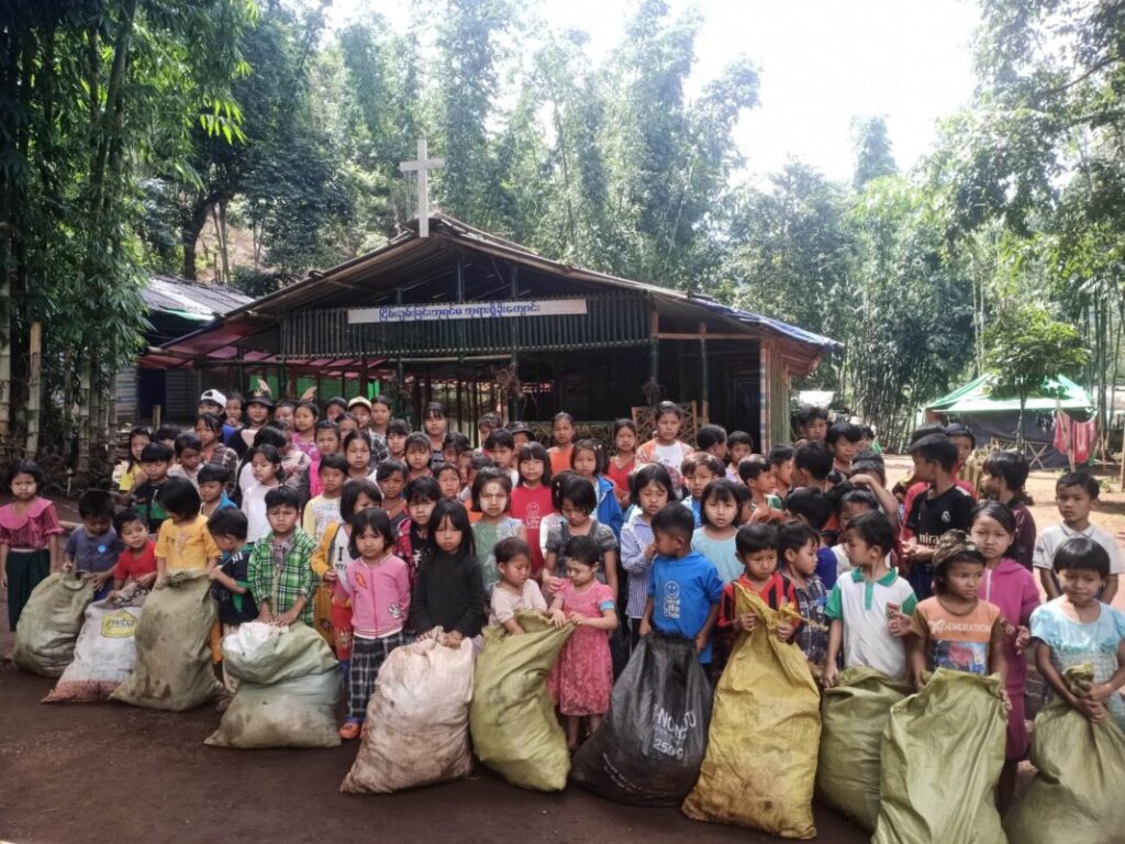 Displaced children in Karenni State Photo Mà Lūsi
