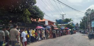 The Military Regime’s Attempt to Win Housewives’ Support Amid Economic Struggles People waiting in line to buy oil at Lashio market Photo Nay Myo