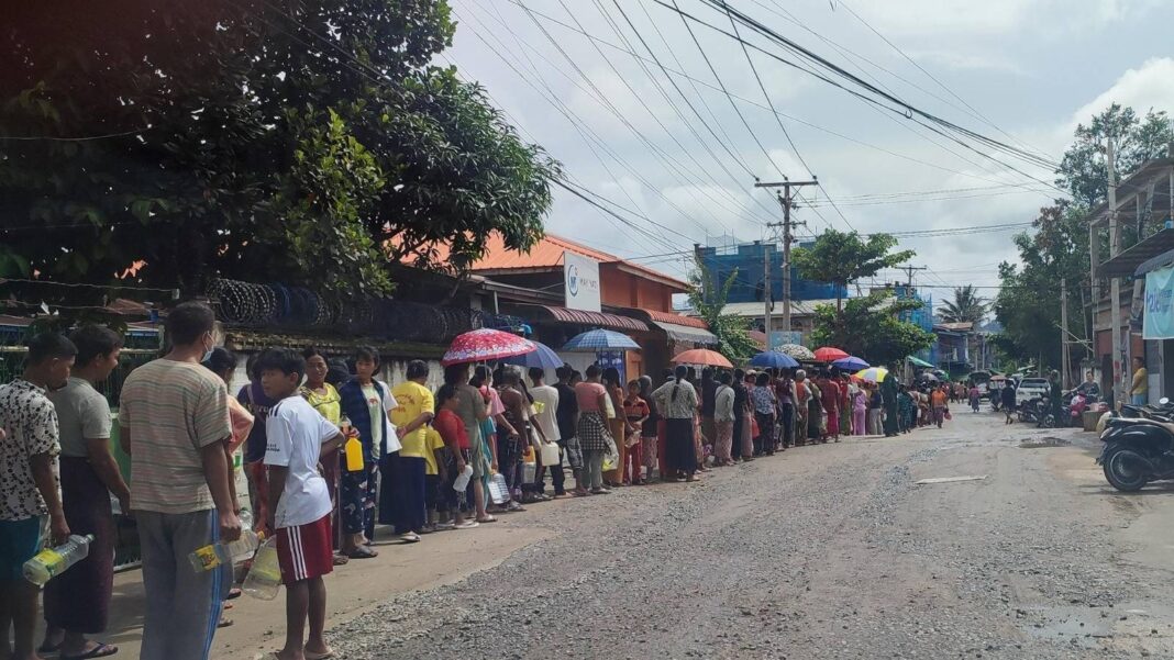 People waiting in line to buy oil at Lashio market Photo Nay Myo
