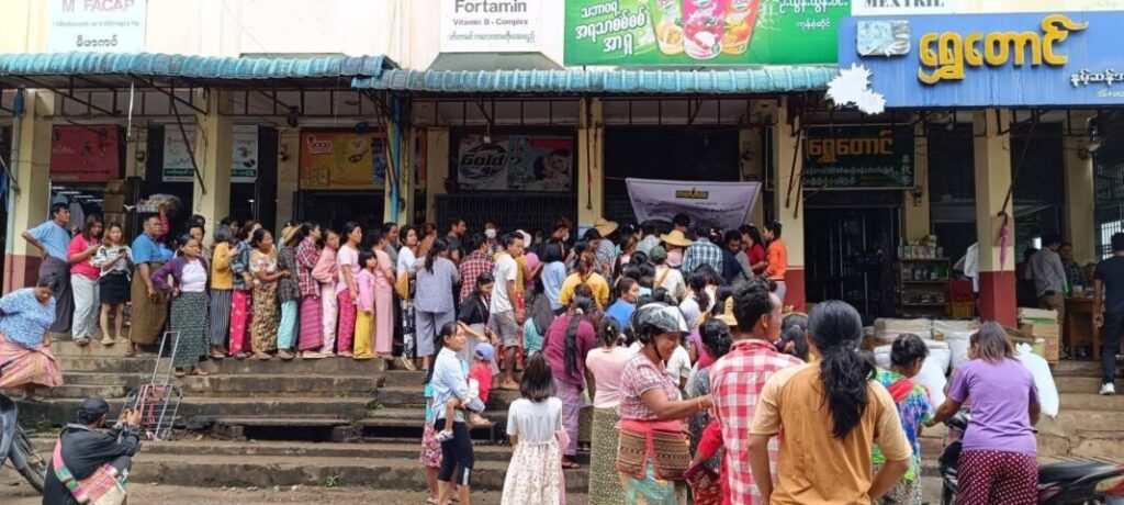 People waiting line up to buy oil at Lashio market Photo Nay Myo