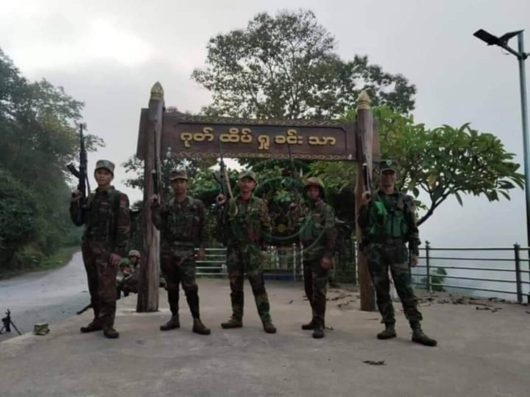 TNLA troops pose for photo at Gokhteik views point