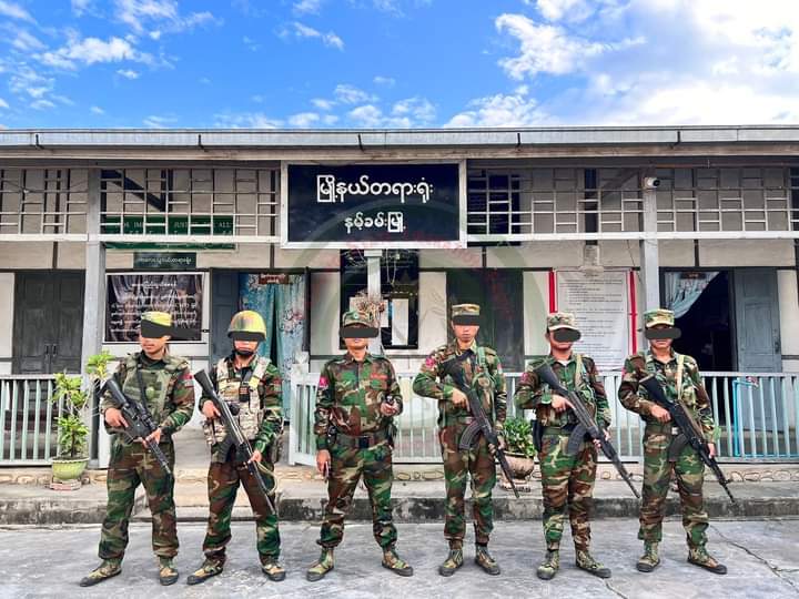 TNLA soldiers pose in front of Nam Kham township court