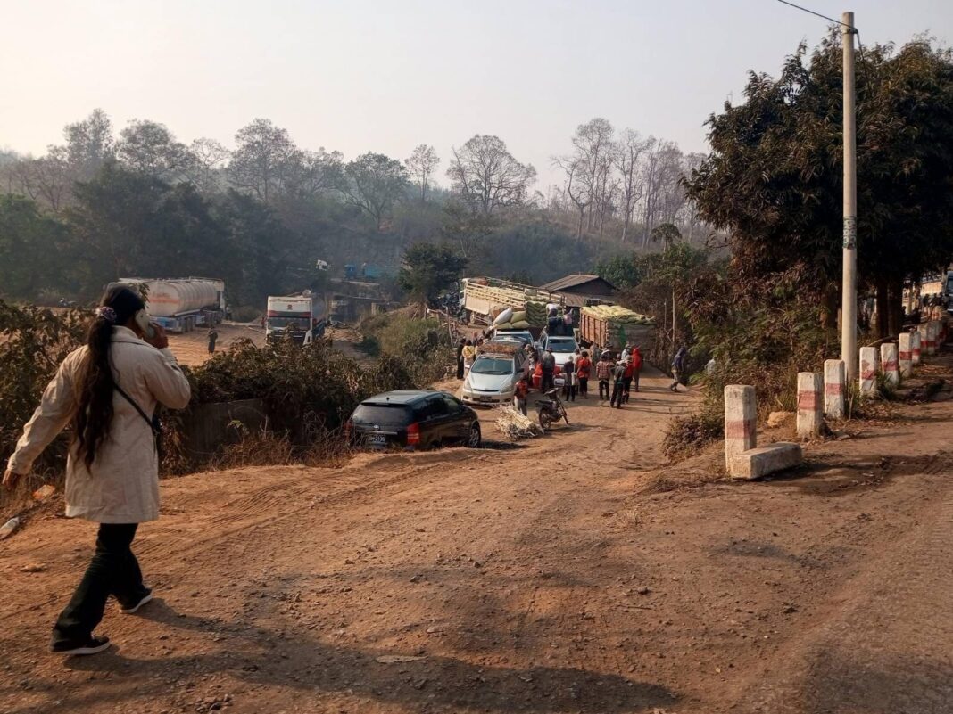 People stop along the Hsipaw–Kyaukme road