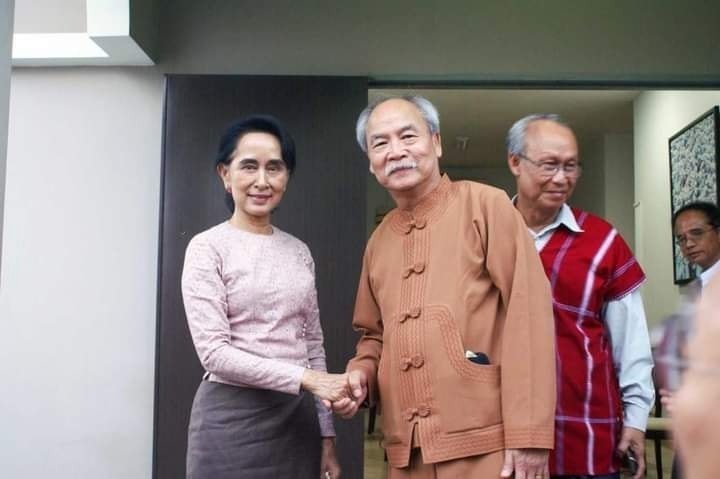 Sao Harn Yawnghwe (R) shakes hands with Aung San Suu Kyi