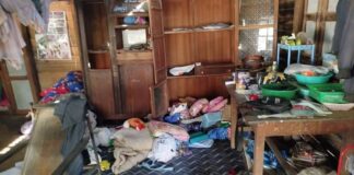 Junta Looting and Burning Homes in Paikhun Town, Shan State Junta soldiers looting villagers' homes