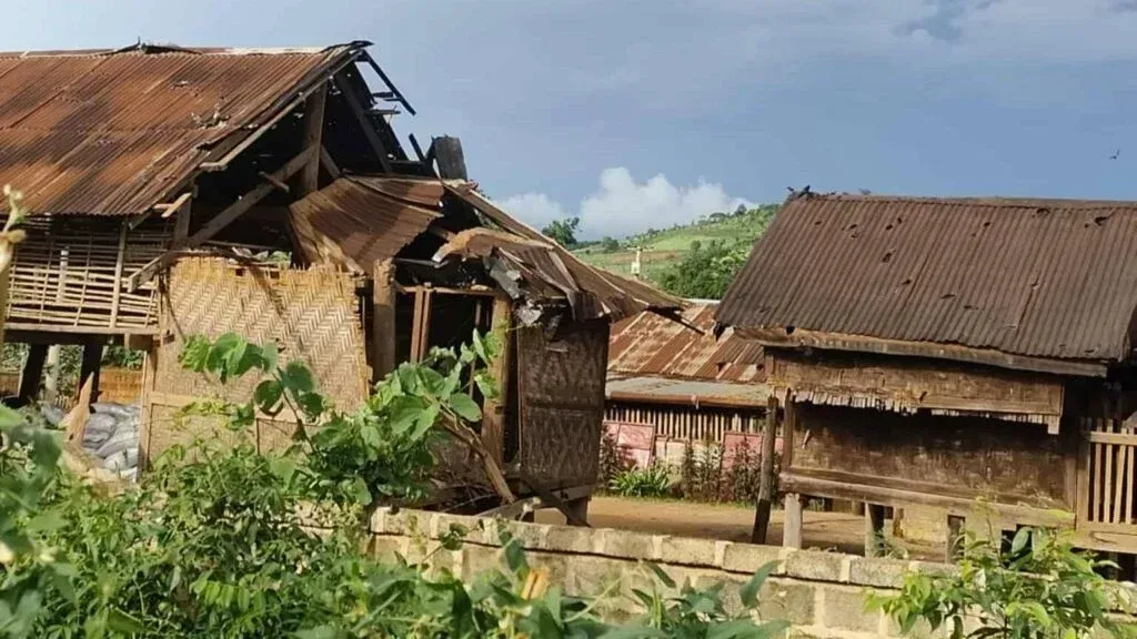 Damaged houses at Gokteik area Damaged houses at Gokteik area