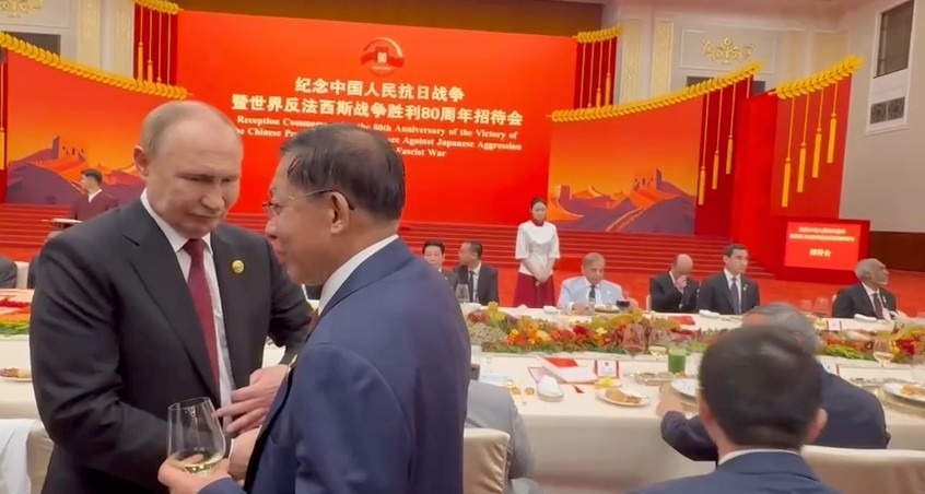 Min Aung Hlaing greets Russian President Vladimir Putin