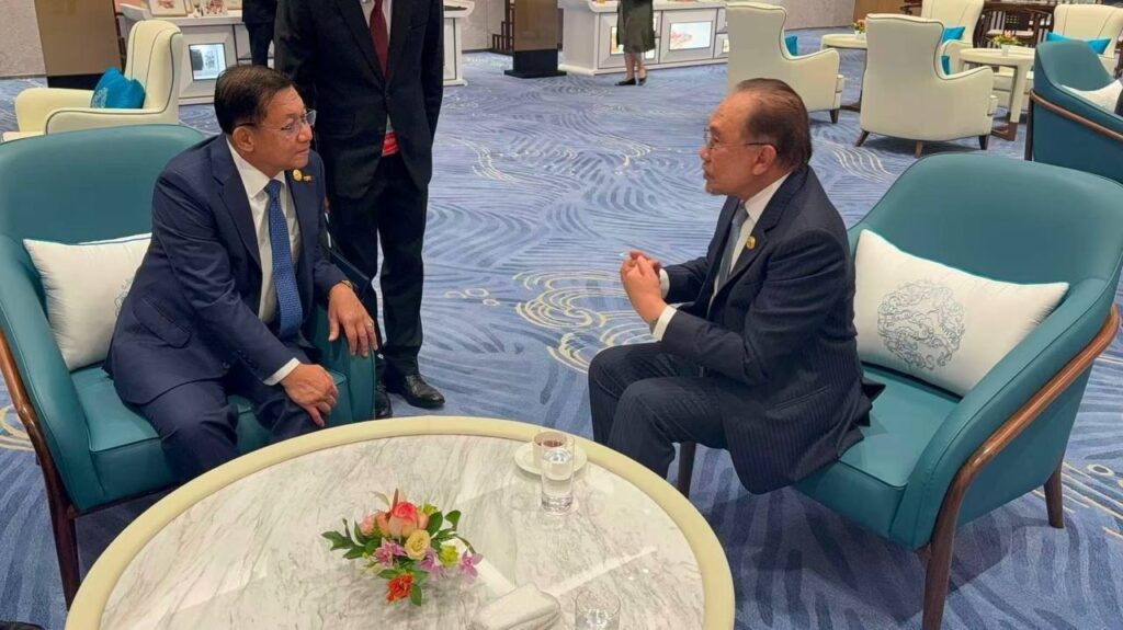 Min Aung Hlaing in discussion with Malaysian Prime Minister Anwar Ibrahim