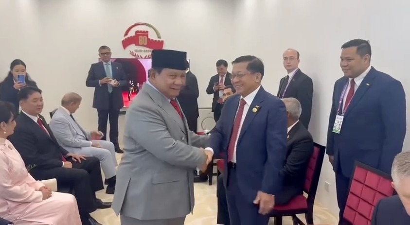 Min Aung Hlaing shakes hands with Indonesian President Prabowo Subianto