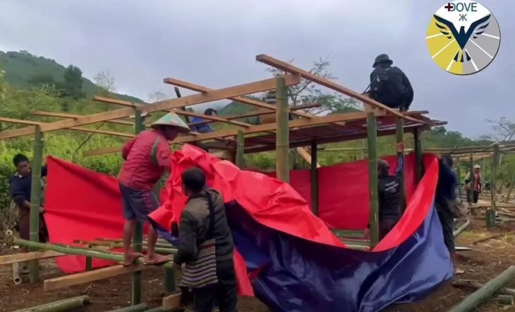 Displaced families and volunteers help build temporary shelters in Pai Khun Displaced families and volunteers help build temporary shelters in Pai Khun