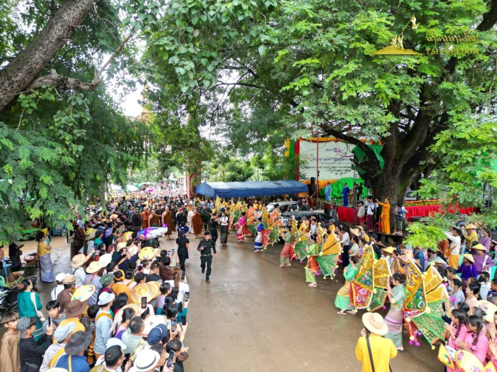 People in Langkhur welcome RCSS leader General Yawd Serk during the Shan New Year celebration