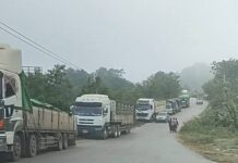 Road Blockades Deepen Junta–MNDAA Standoff Trucks stuck on the road due to the Lashio–Hsipaw blockade