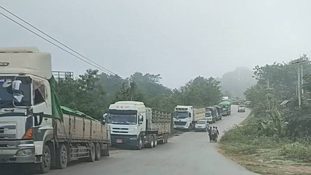 Trucks stuck on the road due to the Lashio–Hsipaw blockade