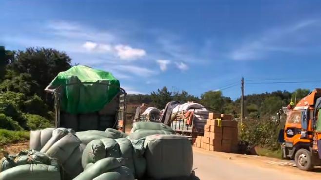 Long delays leave trucks stuck along the Mong Pawng–Loi Lem road Long delays leave trucks stuck along the Mong Pawng–Loi Lem road