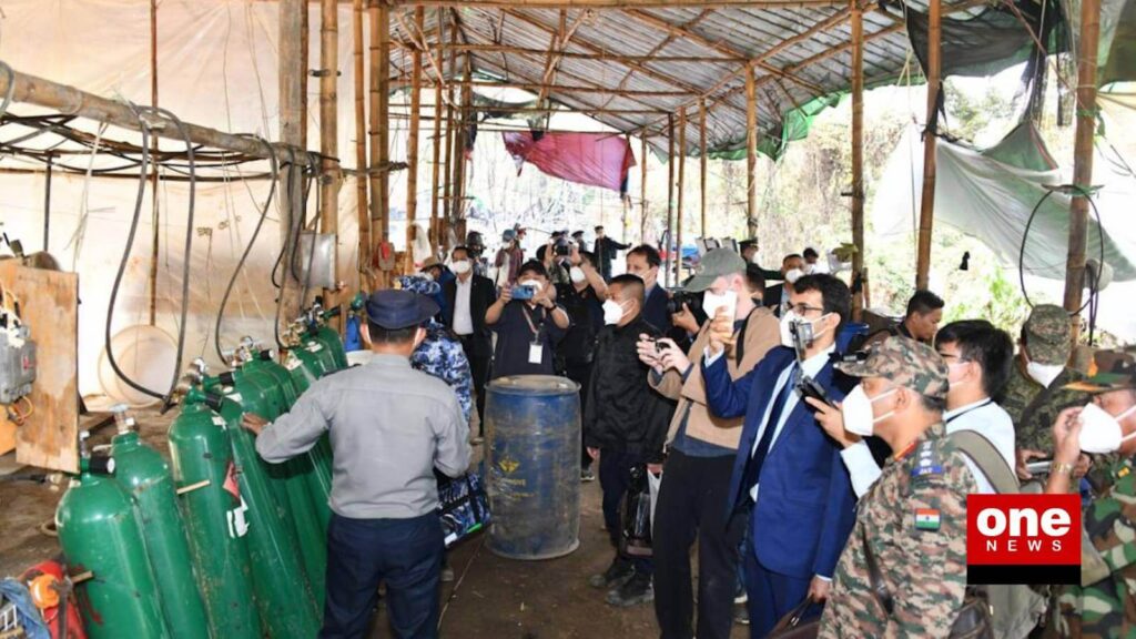 Foreign delegates observe a drug production site2