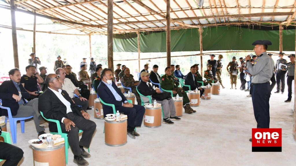 Foreign delegates observe a drug production site3
