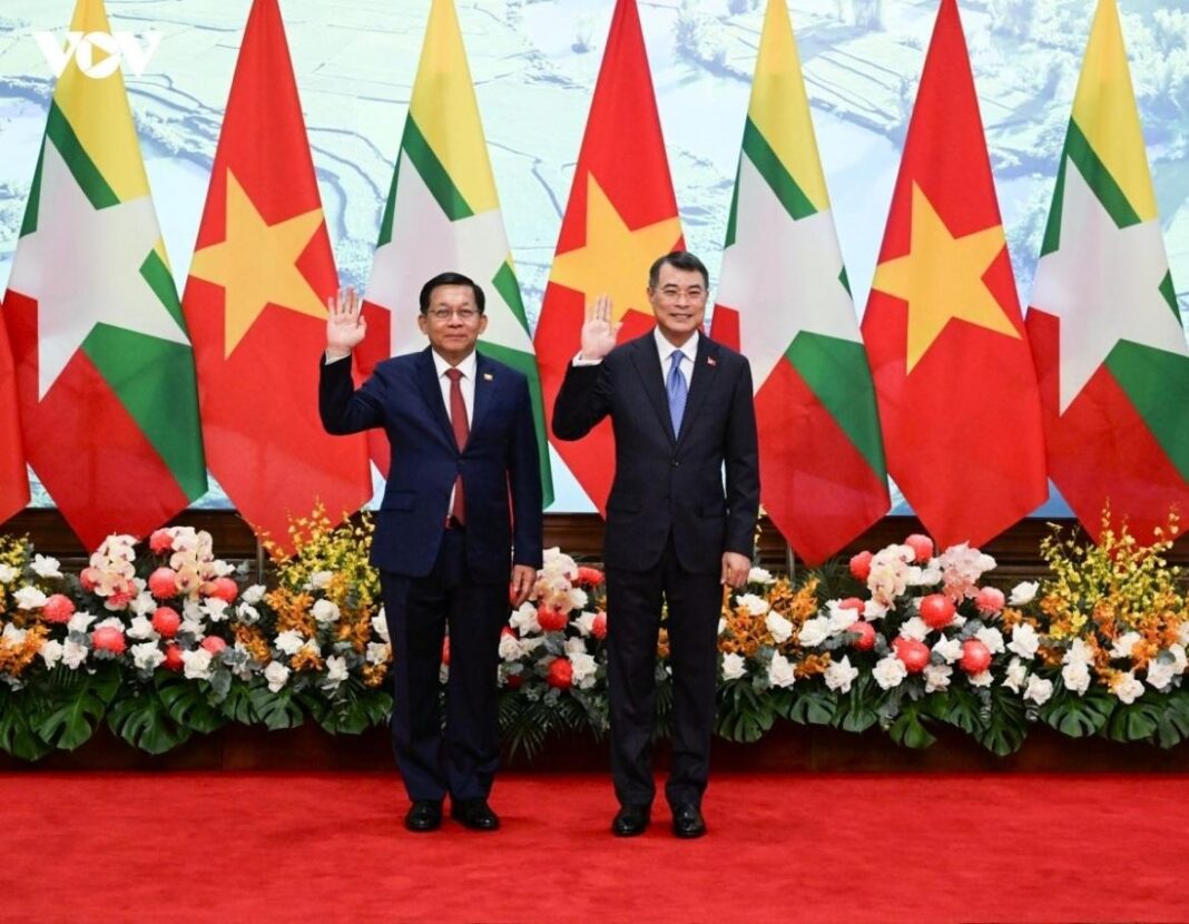 Vietnamese Prime Minister Le Minh Hung (right) and Myanmar military regime leader Min Aung Hlaing